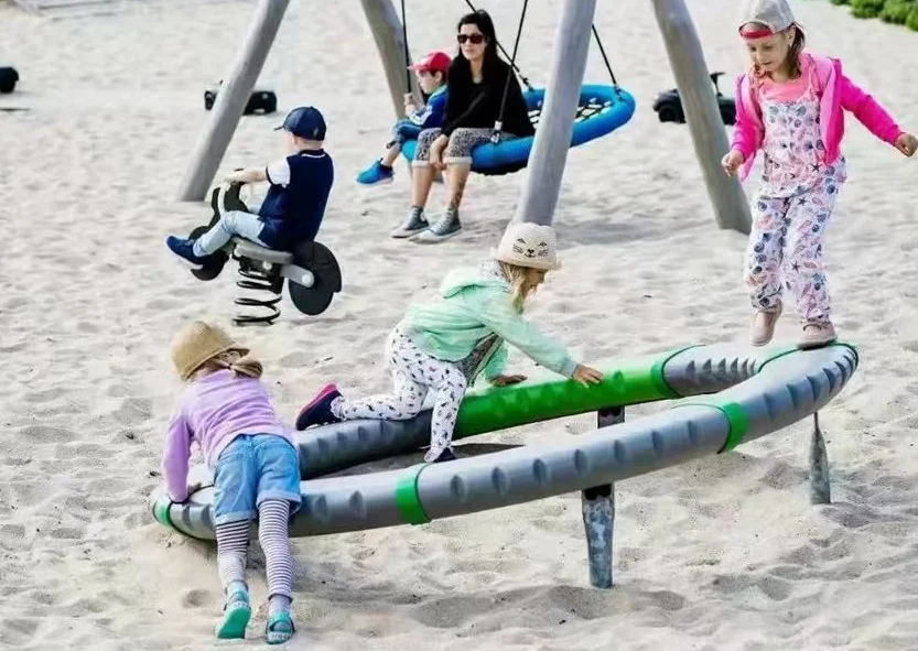Kids Outdoor Balance Beam - ชุดอุปกรณ์ฝึกประสาทสัมผัสสำหรับเด็ก ใช้ได้ทั้งในร่มและกลางแจ้ง ประกอบด้วย คานทรงตัวและสะพานพลาสติก พร้อมแผ่นสัมผัส สำหรับใช้ในบ้าน