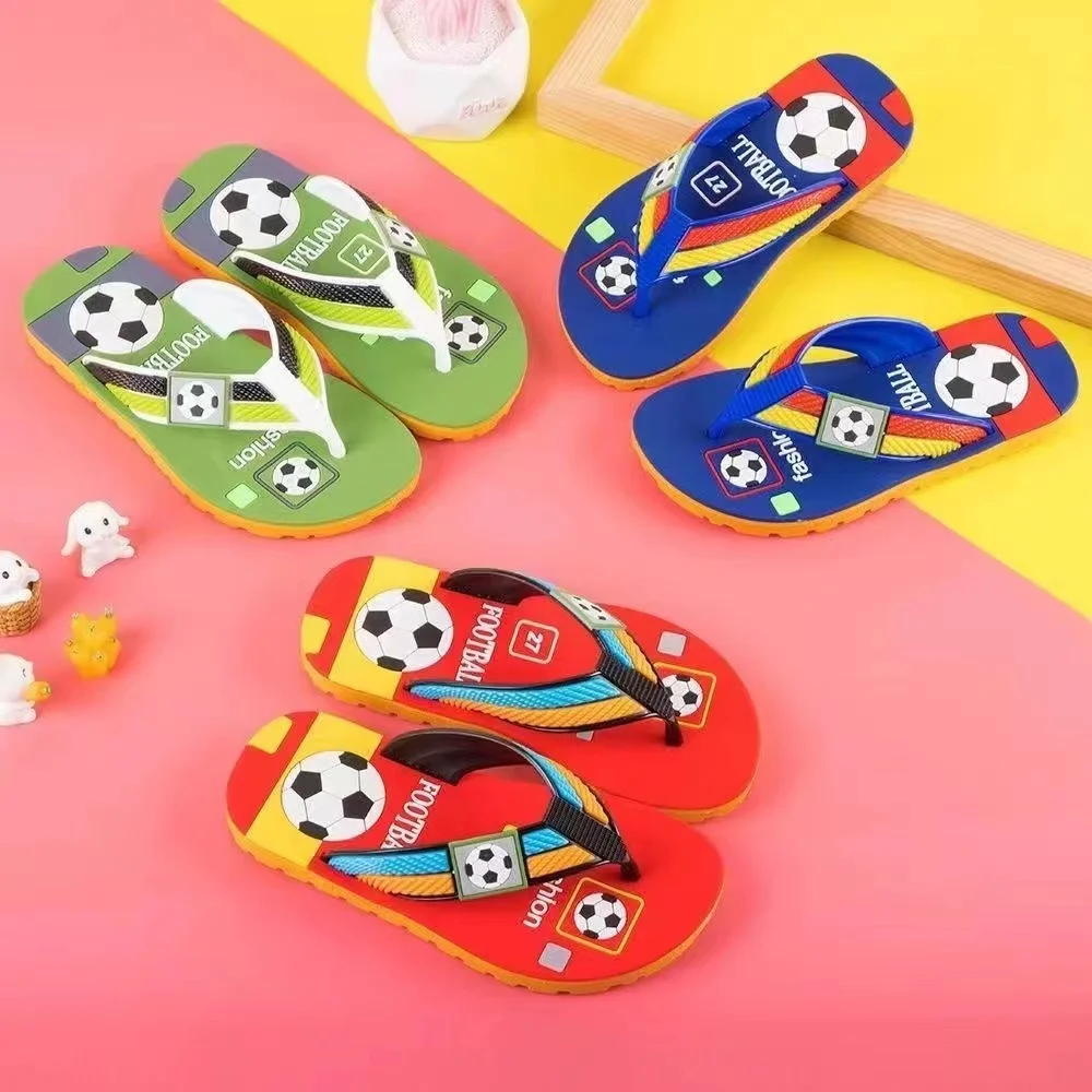 Kids Indoor Outdoor Slippers - รองเท้าแตะเด็กผู้ชายผู้หญิงลายการ์ตูนฟุตบอล พีวีซี สำหรับฤดูร้อนใหม่ สวมใส่เล่นชายหาด สีแดง น้ำเงิน